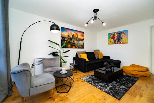 Spacious 4Bed House, 3 Baths, Parking, Sleeps 7