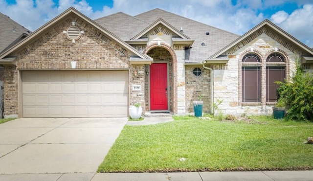Spacious 4BR, 2.5BA home just 15 mins from the beach! Features a 3-car garage, fast Wi-Fi, smart TVs, and a fully equipped kitchen. Quick access to the highway, hospitals, and shopping. Perfect for families, travel nurses, or long-term stays. Enjoy t