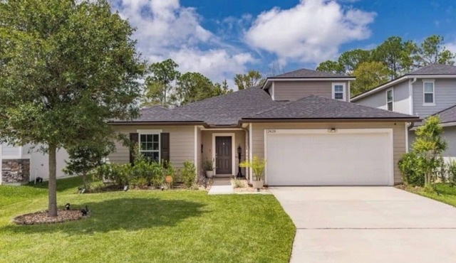 Spacious 4BR-3 Full bath- JAX Airport- RIVERCITY - BEACHES center spot.