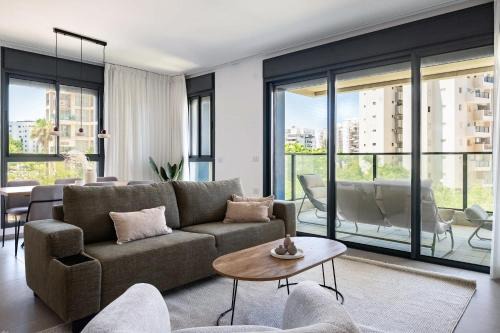 Spacious 4BR Apt l Sunny Balcony & Mamad