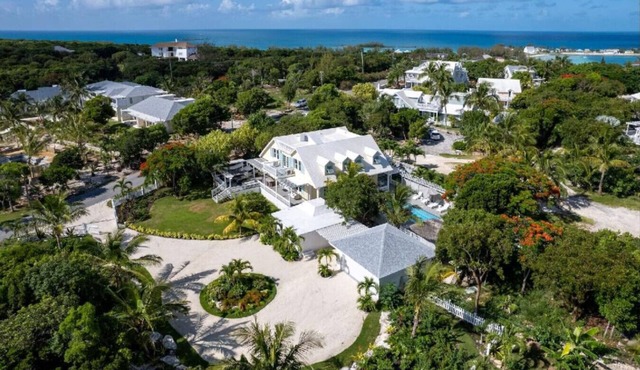 ✴Spacious 4BR 4.5BA Luxury Home w/Pool, Gym & Golf Cart✴