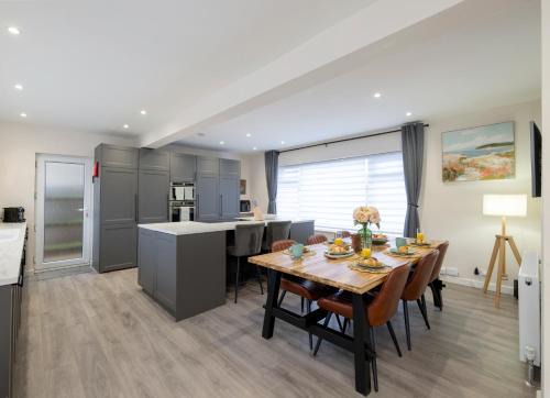 Spacious 4BR Detached House, Parking, Fast Wifi, Great for Contractors
