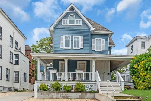Spacious 4BR Duplex - 5 Blks 2 Beach - Badges Incl