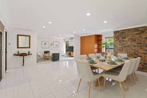 Spacious 4BR Family Home in Sunnybank
