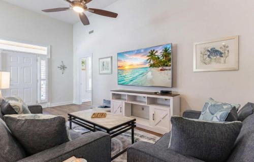 Spacious 4BR Getaway by Coastal Hotspots