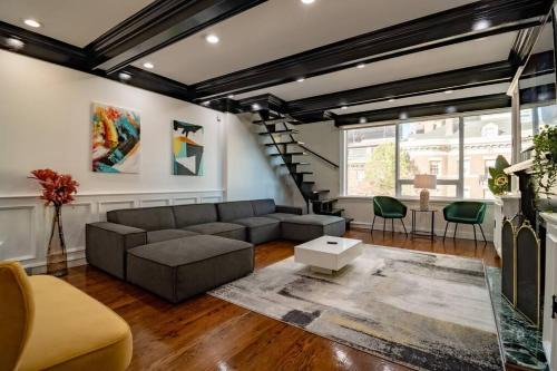 Spacious 4BR Gold Coast Duplex with Jacuzzi in the Bedroom