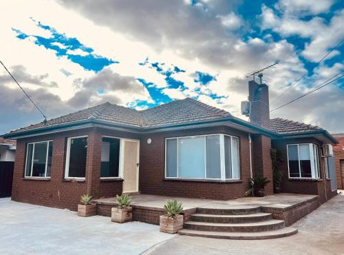 Spacious 4BR Home - Next to St Albans Station