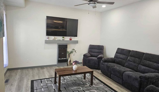 Spacious 4BR Home | Sleeps 9 | Near U of L and YMCA| Family Friendly