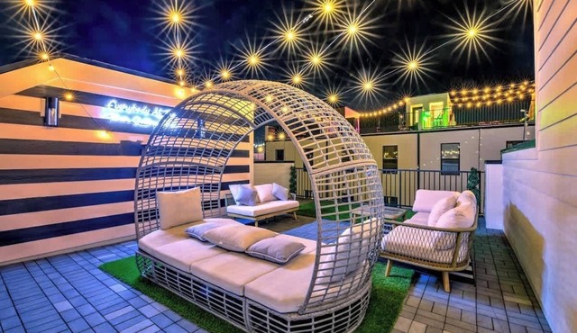 Spacious 4BR Home! Skyline Views&Rooftop–12 Beds!