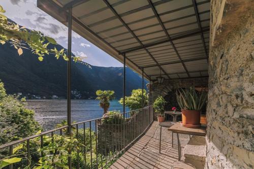Spacious 4BR Home with Lake View