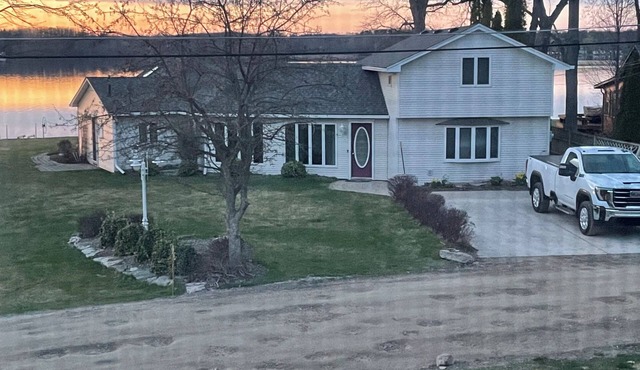 Spacious 4BR Lakefront Home with dock, deck, wifi, AC, & large yard in Brighton