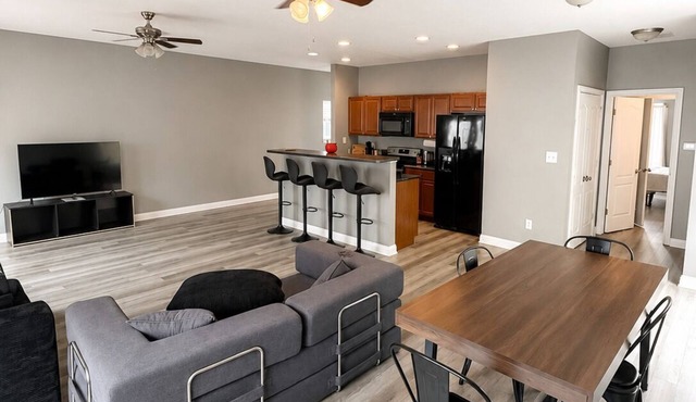 Spacious 4BR Near Downtown Indy, Pets Welcome, Central, Free Parking, Family
