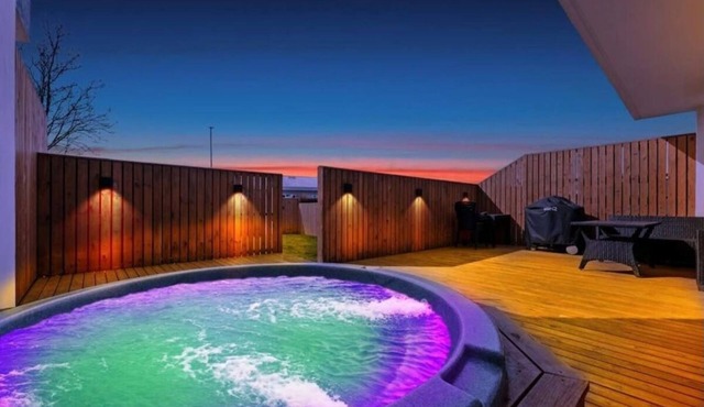Spacious 4BR Suburban Retreat with Hot Tub, Terrace & Easy Access to iconic pls