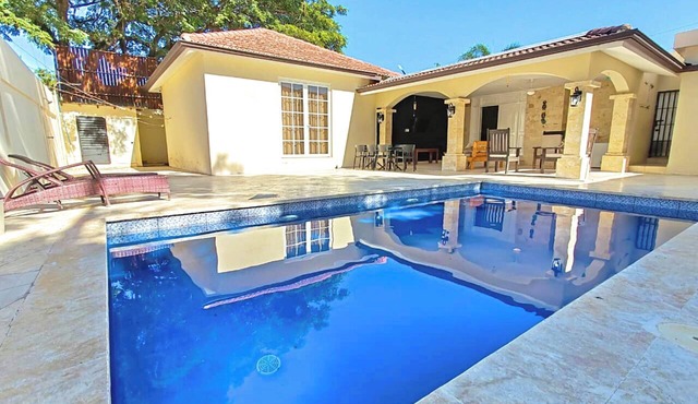 Spacious 4BR Urban Retreat with pool - Walk to Beach, Dining & Bonus
