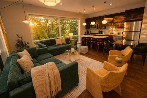 Spacious 4BR West Loop Retreat with Optional Parking