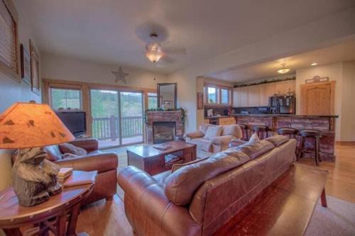Spacious 4BR with Hot Tub Near BreckConnect Gondola