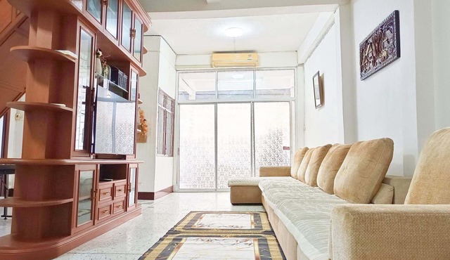 Spacious 5-bedroom house for 16 people near BTS Onnut