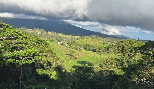 Spacious 5-bedroom farmhouse Panoramic Views Poas Volcano and Cloud Rainforest