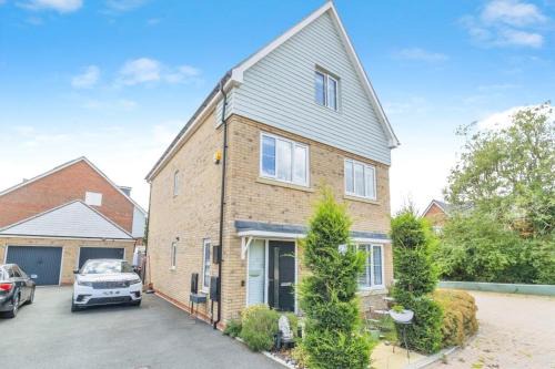 Spacious 5 Bed Home with a Cinema Room, Open Plan Living