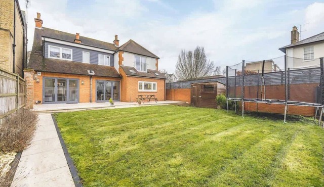 Spacious 5-Bed Home in Windsor By Tempstay