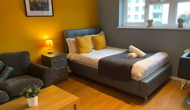 Spacious 5 BED Modern Getaway | Ideal for Work & Leisure Groups - Free Parking!