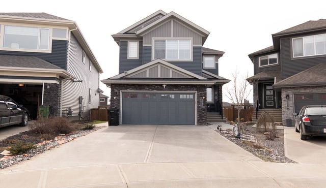 Spacious 5-Bed Retreat Family-Ready Sleeps 12