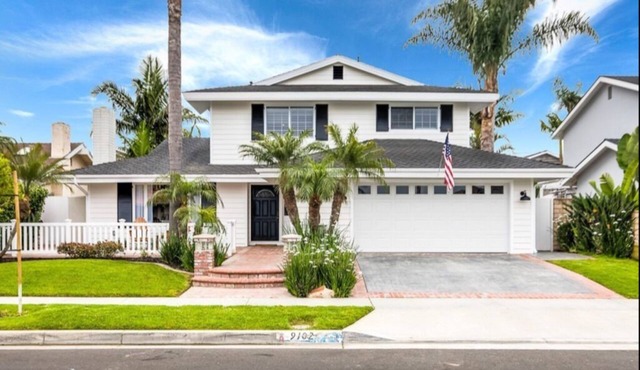 Spacious 5-bedroom house near the beach w/Pool, Spa & BBQ