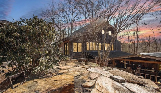 Spacious 5-bedroom house in charming Linville Falls near ski resorts!