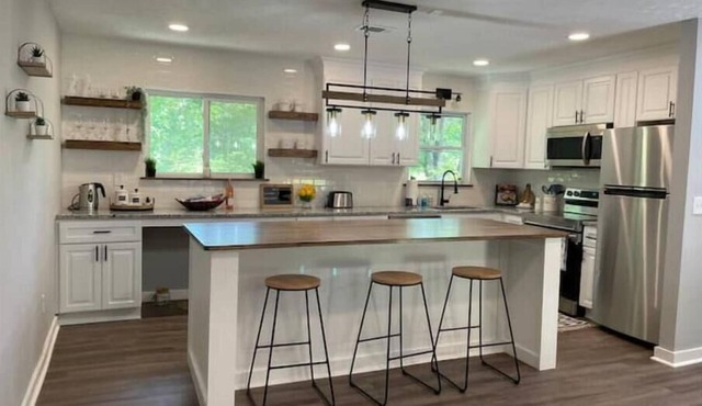 Spacious 5-bedroom home-pet friendly