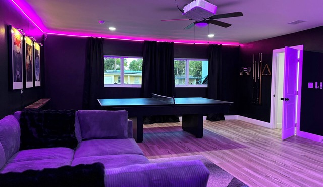 Spacious 5-bedroom house South Daytona with Movie room, Hot tub & Gameroom