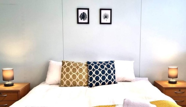 Spacious 5 Bedroom 3 Bathroom Apartment - Pool Table - Heritage House