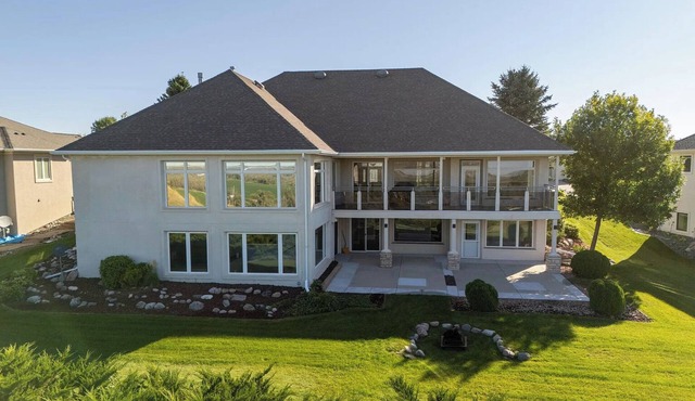 Spacious 5-bedroom 3 bath house with AC and WiFi in charming Bismarck