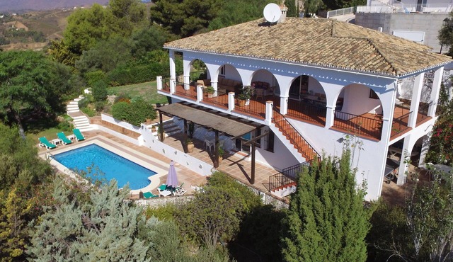 Spacious 5 bedroom 5 bathroom family villa with spectacular views to the sea
