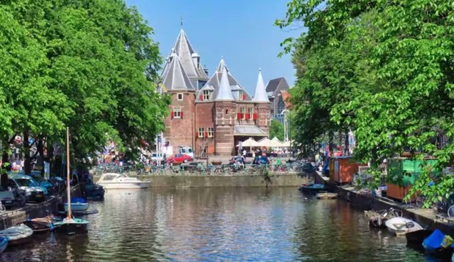 Spacious 5-bedroom apartment next to Nieuwmarkt Square in Central Amsterdam