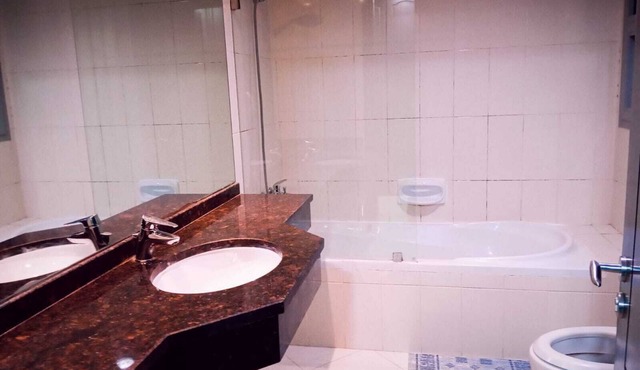 Spacious 5-bedroom apartment in lovely Abu Dhabi with AC, WiFi
