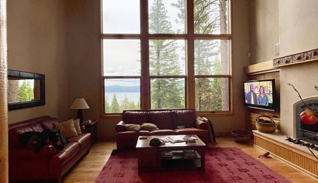 Spacious 5-bedroom cabin in Almanor West with WiFi
