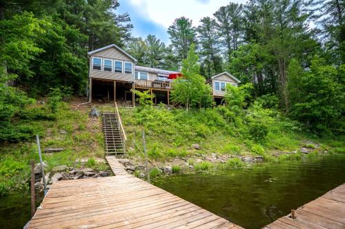 Spacious 5 Bedroom Cabin with Riverview & Black Lake Access
