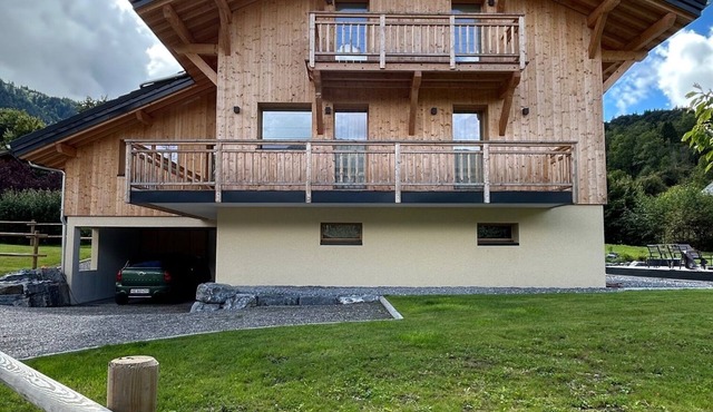 Spacious 5-bedroom chalet ski in ski out - sauna and pool from mid-May 12 people