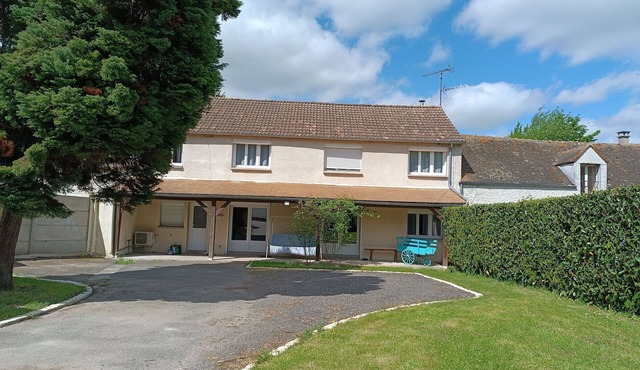 Spacious 5-Bedroom Cottage Near Paris with Garden and Parking