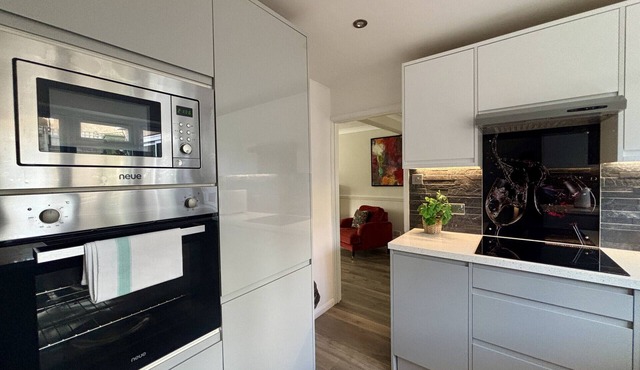 Spacious 5 bedroom, 2.5 bathroom house in Addlestone