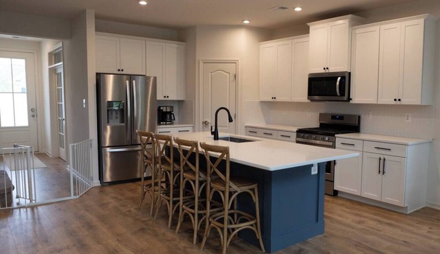 Spacious 5-bedroom house with pool access & amenities