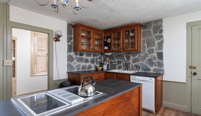 Spacious 5-bedroom Historic Stone House near Okemo