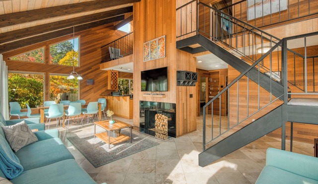 Spacious 5-bedroom house in Vancouver with nice decks and beautiful view