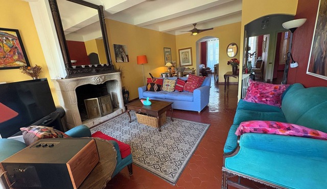 Spacious 5-bedroom Home with AC, pool, WiFi and more in charming Carcès