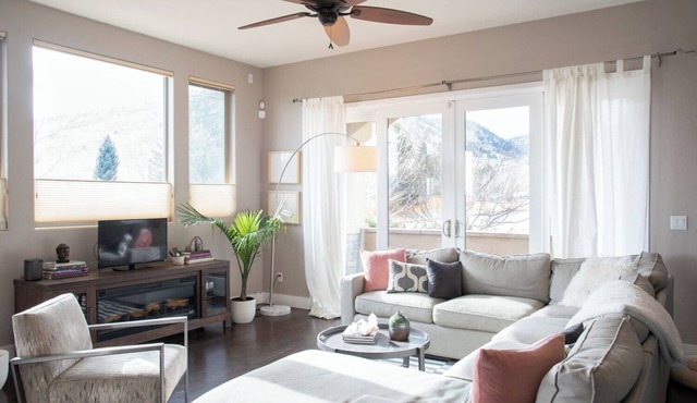 Spacious 5-bedroom Home with Gorgeous Mountain Views & Trails in North Boulder
