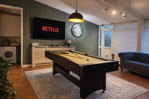 Spacious 5 Bedroom House, Sleeps 10, with Games Room, Gated Parking and Large Garden
