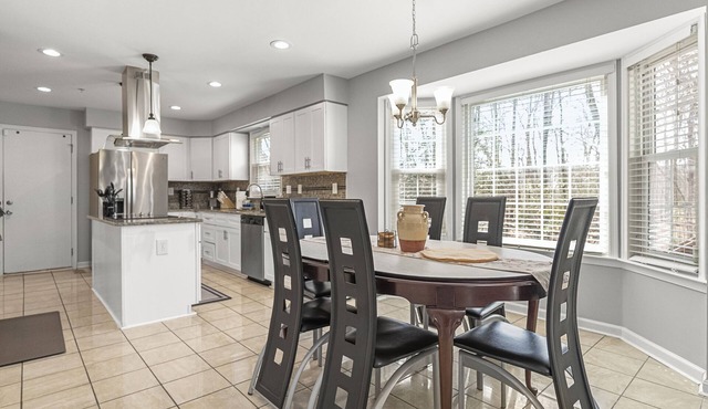 Spacious 5-bedroom house with AC, fitness room in charming Accokeek
