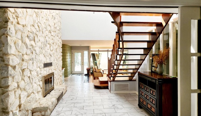 Spacious 5-bedroom house in lovely multi million dollars area with AC