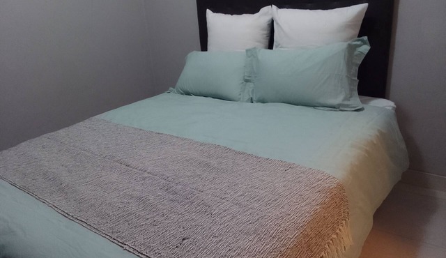 Spacious 5-bedroom house with WiFi 15 min from the airpot.