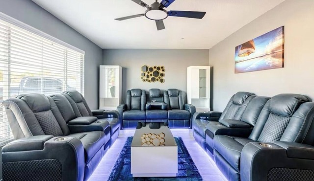 Spacious 5-bedroom house in marvelous Phoenix with AC, WiFi